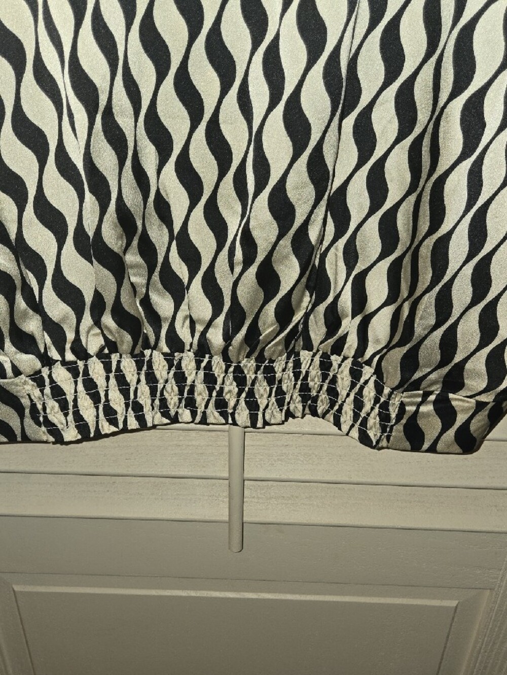 SHEIN Black and Cream Wavy-Stripe Short Sleeve - Picture 5 of 6